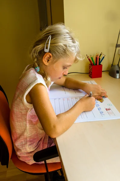 Criança estudando na mesa — Fotografia de Stock