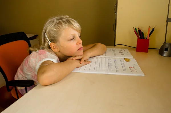 Aburrido niño pequeño estudiando —  Fotos de Stock