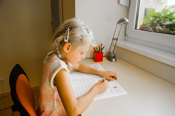 Barn gör läxor — Stockfoto