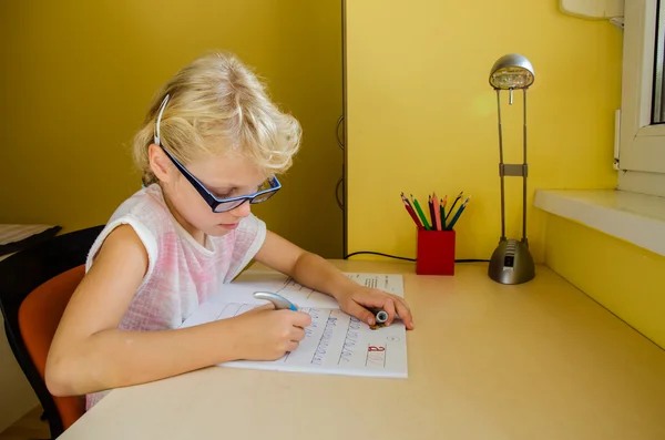 Child doing homework — Stock Photo, Image