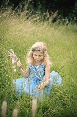 Çayırda güzel çocuk