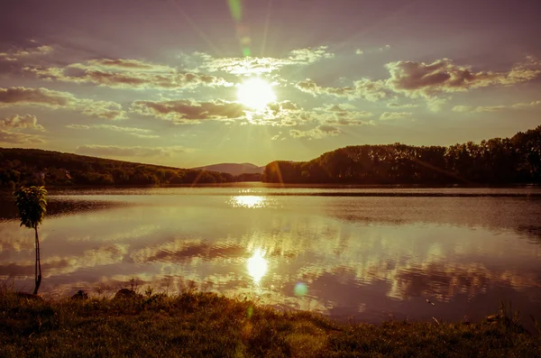 Belo pôr do sol sobre lagoa — Fotografia de Stock