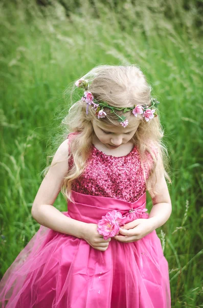 Сумна дівчина з квітами — стокове фото