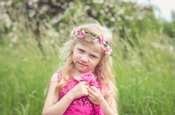 Menina loira com rosa rosa rosa flores — Fotografia de Stock