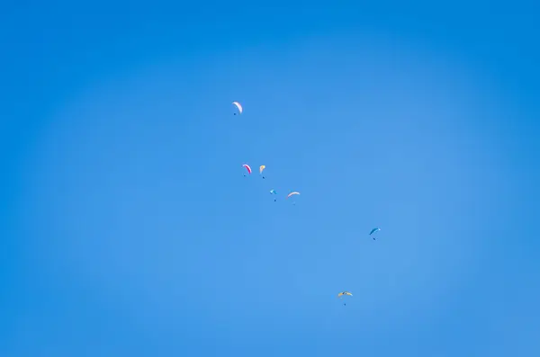 Paragliding flyers in the sky — Stock Photo, Image