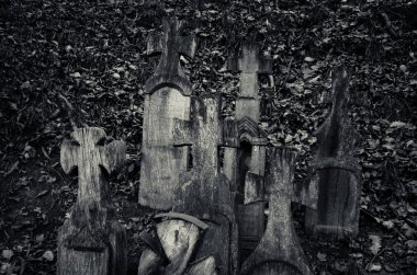 mezar taşları monochromen etkisi