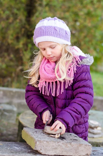 Schönes Mädchen beim Spielen — Stockfoto