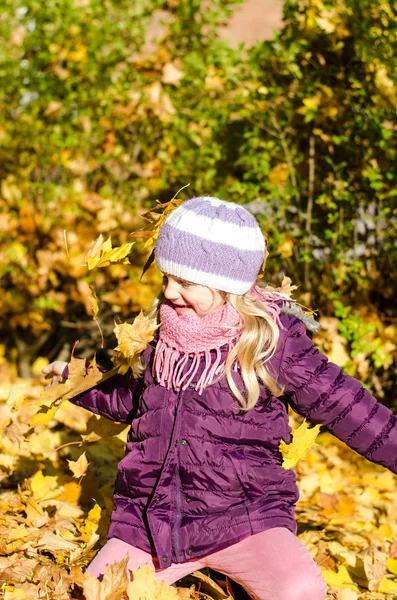 Kind im Herbstpark — Stockfoto