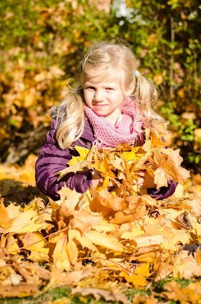 Krásná blonďatá dívka v podzimním parku — Stock fotografie