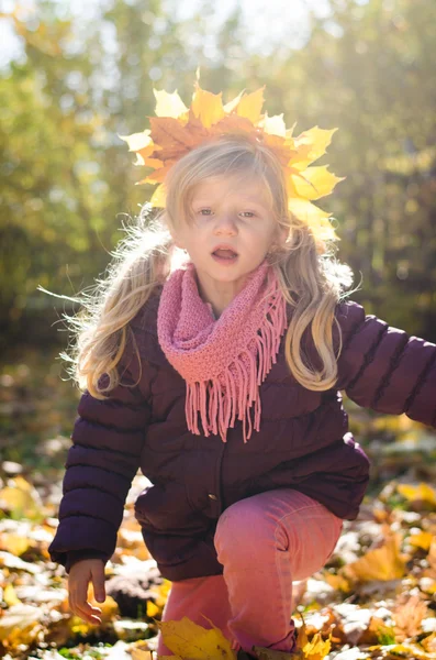 Infanzia e autunno — Foto Stock