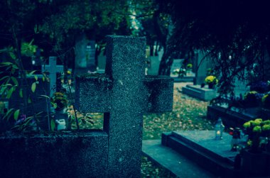 mezar taşı mezarlık içinde