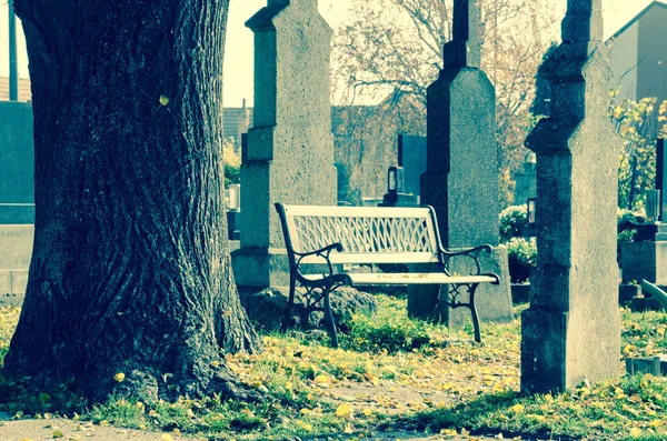 Bänk i kyrkogård — Stockfoto