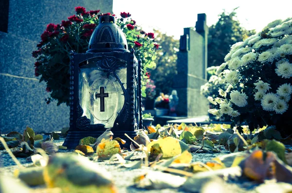 Lucernou dekoraci na hřbitově — Stock fotografie