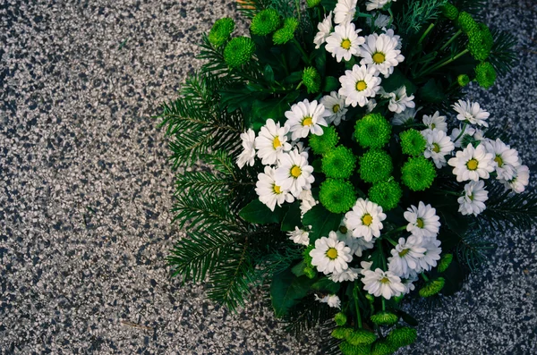 在坟上的花圈 — 图库照片