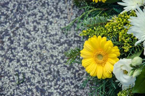 Wreath decoration on grave — Stock Photo, Image
