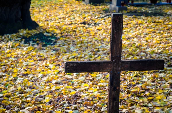 Iron cross in cemetery — Stock Photo, Image