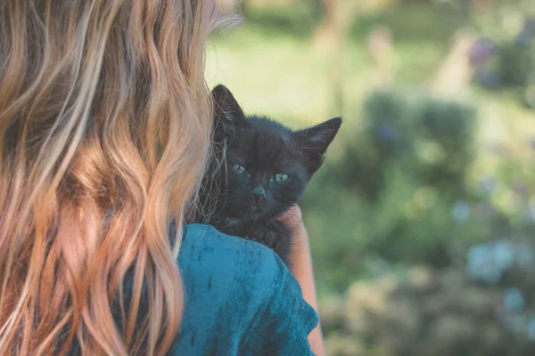 Menina Com Longos Cabelos Loiros Segurando Gato Bebê Preto Seu — Fotografia de Stock