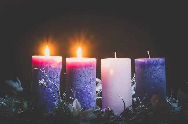 Roze Paarse Kaarsen Advent Krans Decoratie Zwarte Achtergrond — Stockfoto
