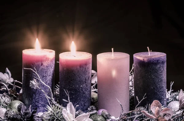 Rosa Och Lila Ljus Advent Krans Dekoration Svart Bakgrund — Stockfoto