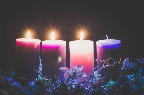 Candele Rosa Viola Nella Decorazione Della Corona Avvento Sfondo Nero — Foto Stock