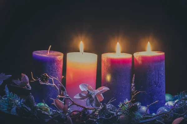 Růžové Fialové Svíčky Adventní Věnec Dekorace Černém Pozadí — Stock fotografie