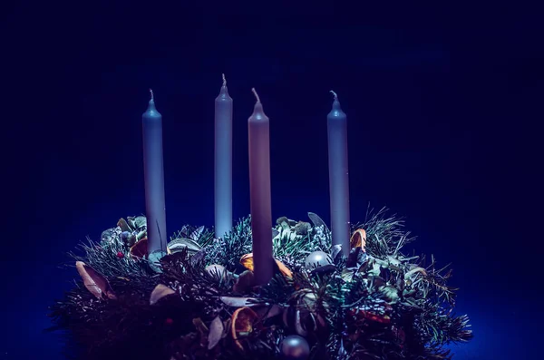 四个来了的蜡烛在来了花圈 — 图库照片