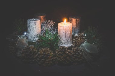 Siyah zemin üzerinde yanan ilk gümüş mum ile ortaya çıkan kavram