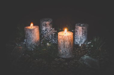 Siyah arkaplanda yanan ikinci gümüş mum ile ortaya çıkan kavram