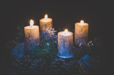 Siyah zemin üzerinde dört gümüş yanan mum ile ortaya çıkan kavram