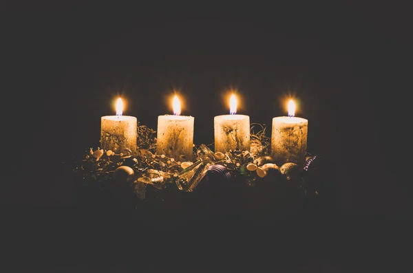 Vier Brandende Adventskaarsen Met Decoratie Versieringen Zwarte Achtergrond — Stockfoto