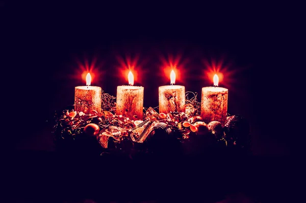 Négy Égő Advent Gyertyák Díszítéssel Díszítéssel Fekete Háttér — Stock Fotó