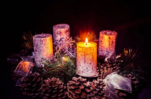 Concepto Adviento Con Primera Vela Ardiente Plata Sobre Fondo Negro — Foto de Stock