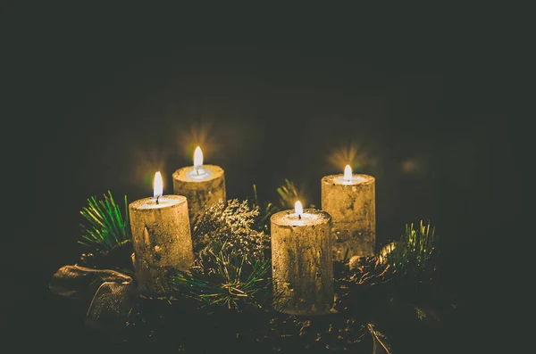 Adventskonzept Mit Vier Brennenden Silberkerzen Auf Schwarzem Hintergrund — Stockfoto