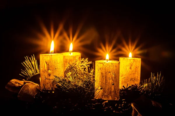 Adventskonzept Mit Vier Goldenen Brennenden Kerzen Auf Schwarzem Hintergrund — Stockfoto