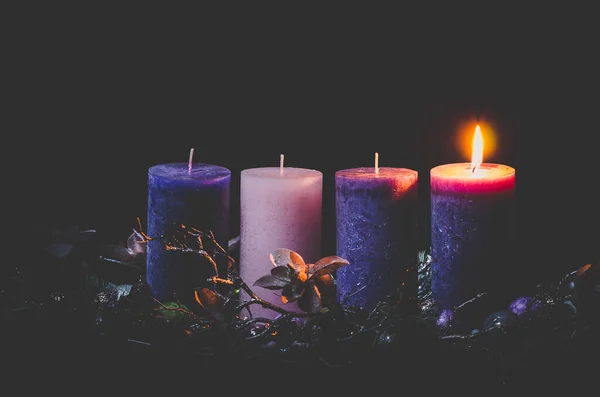 Adventskonzept Mit Rosa Kerze Und Lila Kerzen — Stockfoto