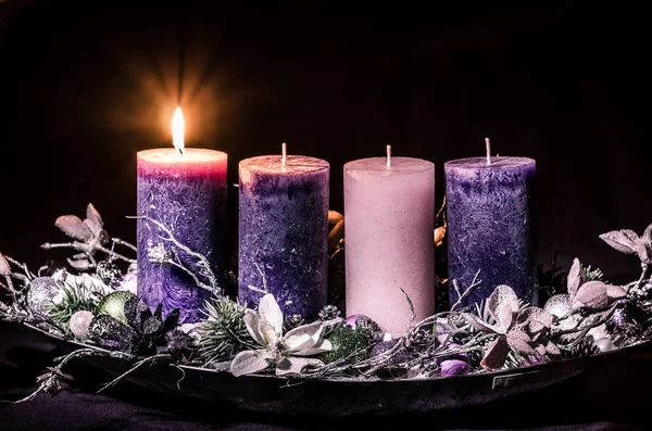 Adventskristian Koncept Med Rosa Ljus Och Lila Ljus — Stockfoto