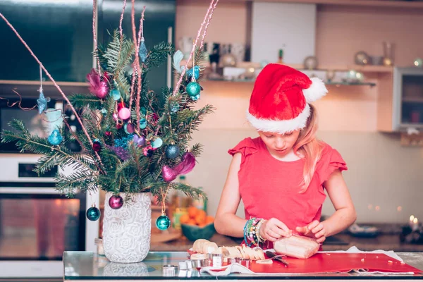 Encantadora Chica Rubia Preparando Dulces Ambiente Navideño Cocina Casera — Foto de Stock