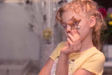 Çocuklar mutfakta zencefilli kurabiye pişiriyor.