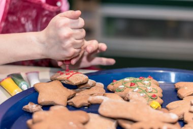 Noel için zencefilli çöreğe boyanmış eller