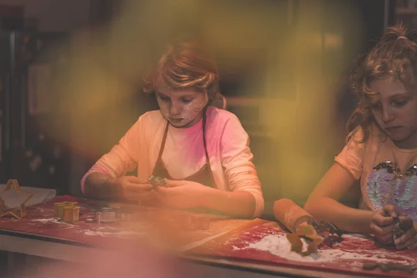 Adorável Criança Menina Cozinhar Biscoitos Gengibre Para Mesa Natal — Fotografia de Stock