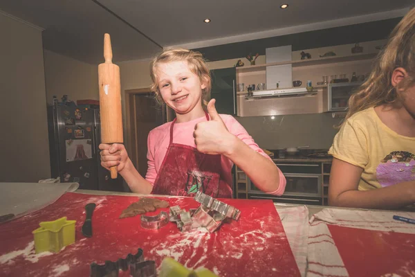 Menina Linda Com Rolo Cozinhar Biscoitos Gengibre — Fotografia de Stock