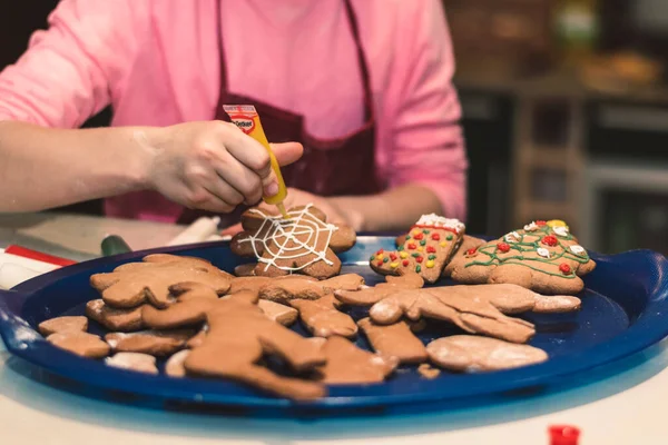 Barn Prydnad Med Färger Pepparkakor Till Jul — Stockfoto