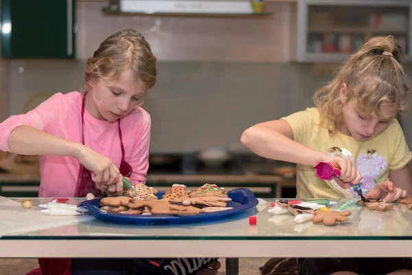 Adorável Criança Menina Cozinhar Biscoitos Gengibre Para Mesa Natal — Fotografia de Stock