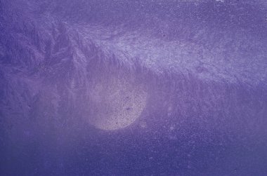 Bokeh ve pırıltılı sihirli mavi kış penceresi