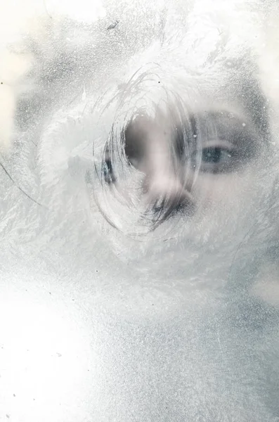 Buz Gibi Pencereden Bakan Sevimli Küçük Çocuk Yüzü — Stok fotoğraf