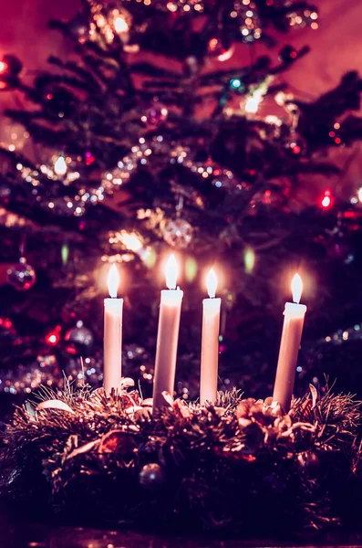 Vier Kaarsen Branden Met Kerstboom Achtergrond — Stockfoto