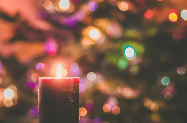 Conceito Vela Ardente Com Ligaduras Brilhantes Bokeh Brilhando Árvore Natal — Fotografia de Stock