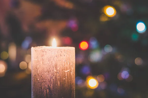 Eine Brennende Kerze Mit Leuchtenden Bokeh Glitzernden Lichtern Weihnachtsbaum Auf — Stockfoto