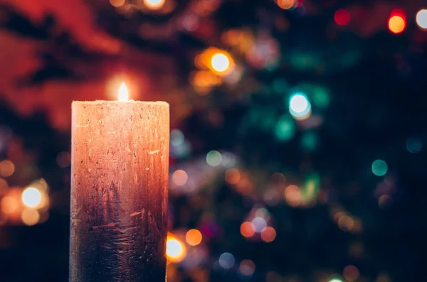 Conceito Vela Ardente Com Ligaduras Brilhantes Bokeh Brilhando Árvore Natal — Fotografia de Stock