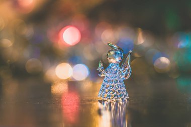 Cam melek heykeli ve ışıltılı arka plan fotokopi alanı